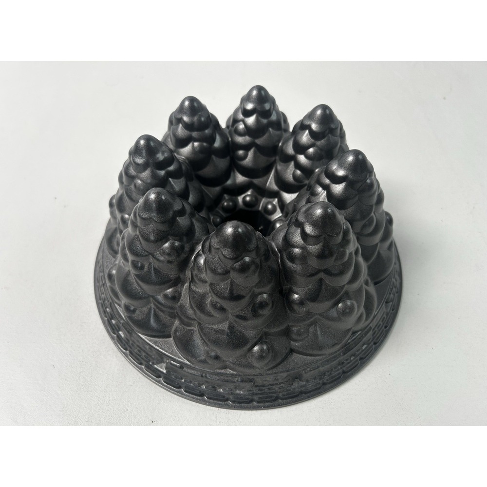 Nordic Ware Holiday Tree Bundt Cake Pan Mold Christmas Tree Cast Aluminum - Picture 3 of 4